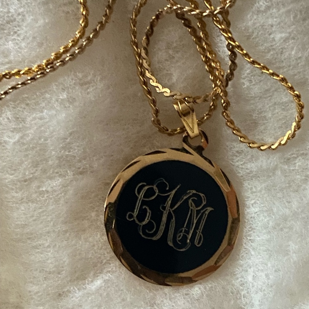 Vintage gold tone pendant from the 80’s KLM and 15” chain